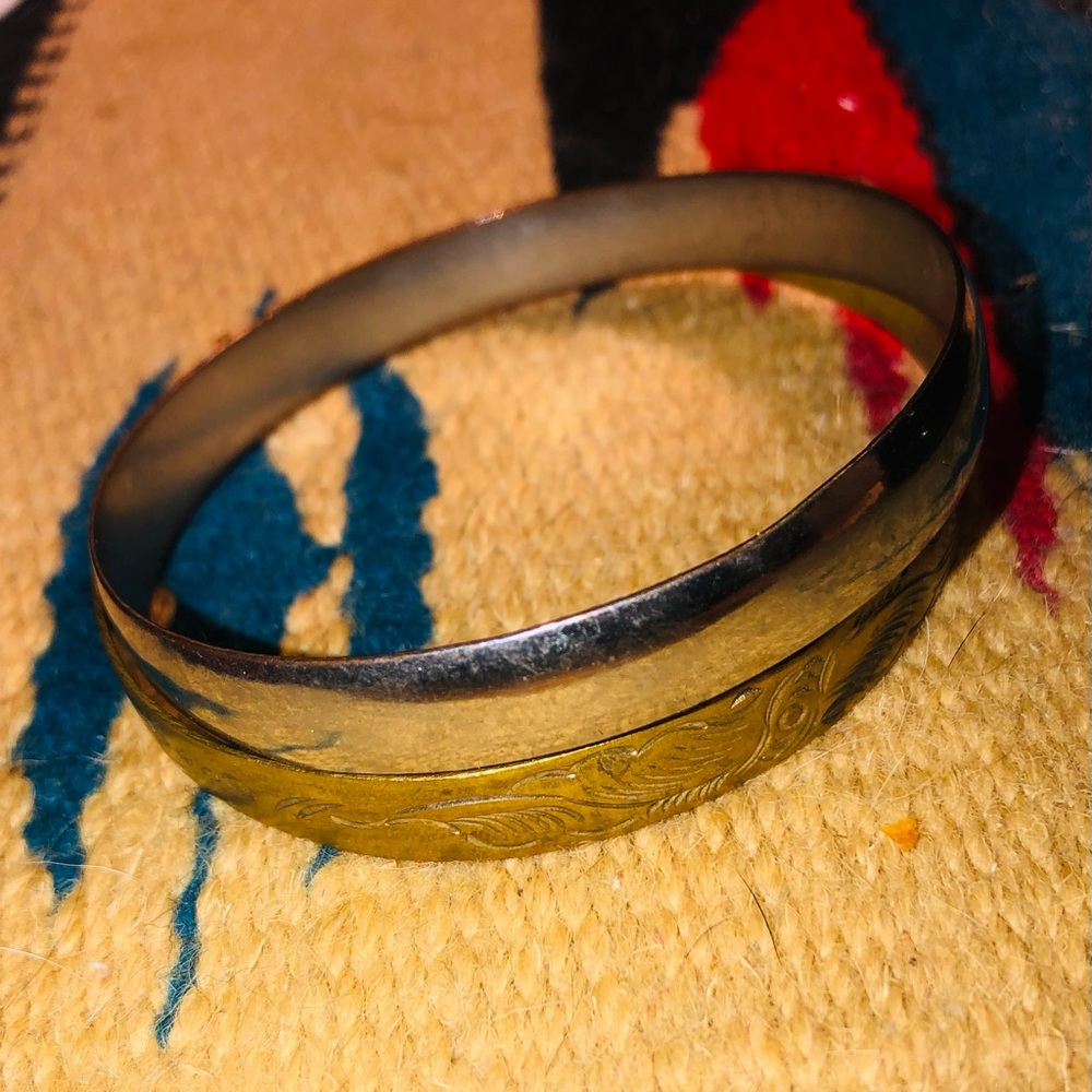 Elegant Gold and Silver Bangle Bracelets
Accessorie pieces. Not authentic